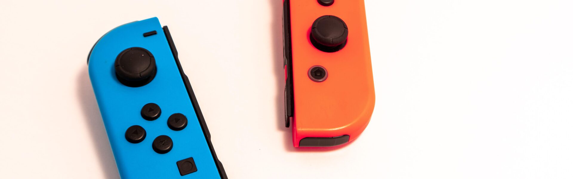 Contributeur: Colin Temple / Alamy Banque D'Images A picture of a blue and red Joy Con for Nintendo Switch 2 on a white background