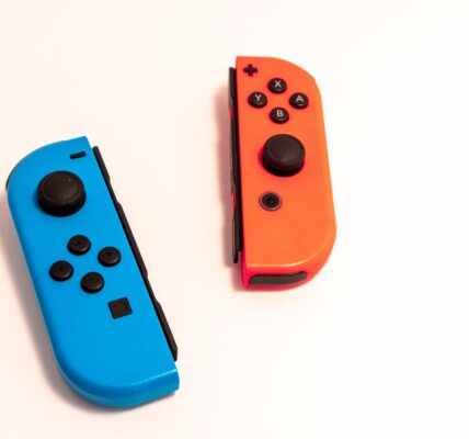 Contributeur: Colin Temple / Alamy Banque D'Images A picture of a blue and red Joy Con for Nintendo Switch 2 on a white background