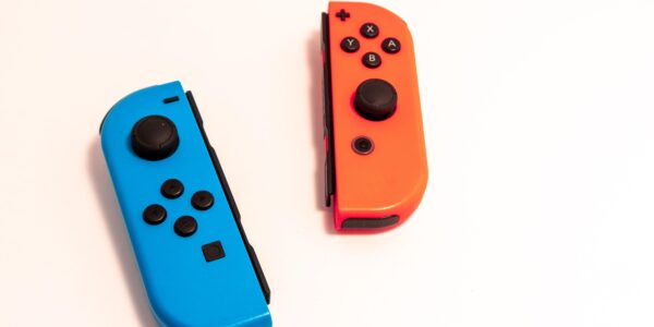 Contributeur: Colin Temple / Alamy Banque D'Images A picture of a blue and red Joy Con for Nintendo Switch 2 on a white background