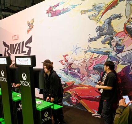 people playing Marvel Rivals in a convention